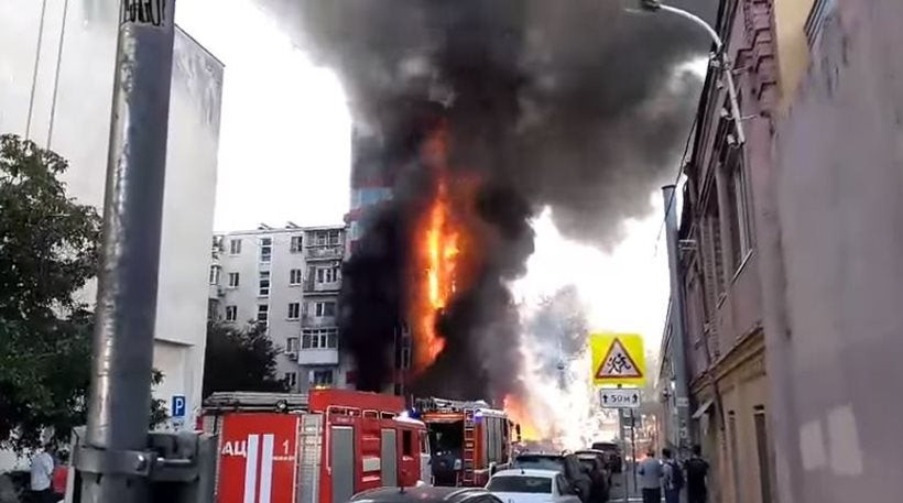 Συγκλονιστικές εικόνες από φωτιά σε ξενοδοχείο στη Ρωσία – Παιδιά πήδηξαν από τον 2ο όροφο και τα έπιασαν στον αέρα (βίντεο)